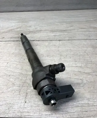Volkswagen Jetta VI Fuel injector 03L130277J