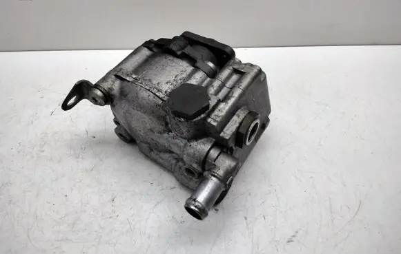 BMW 5 E60 E61 Power steering pump 7652974
