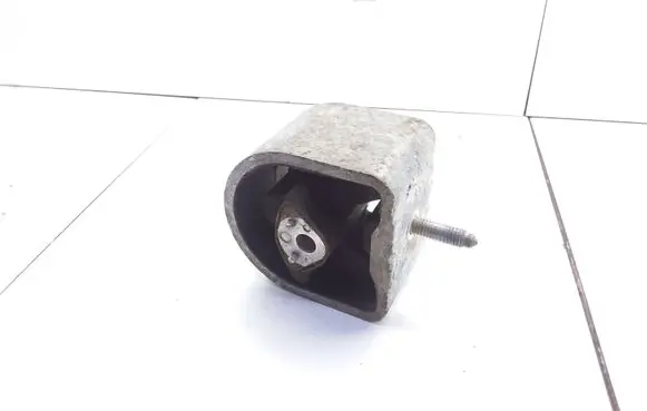 Mercedes-Benz A W168 Engine mount bracket 1682401617