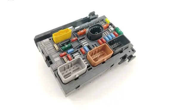 Peugeot 308 Fuse module 9664706280