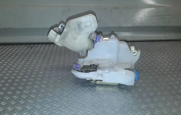 Nissan X-Trail T30 Front door lock 80553AA210