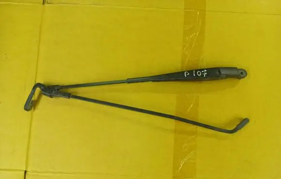 Peugeot 107 Front wiper blade arm