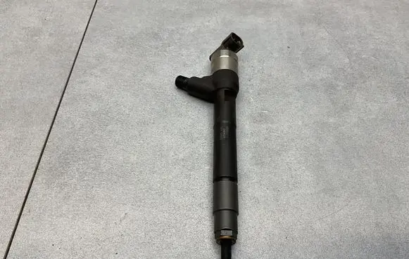 Opel Astra K Fuel injector 55570012