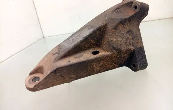 Engine mounting bracket