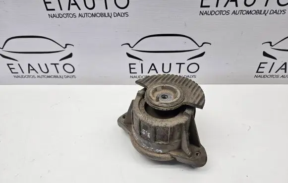 Mercedes-Benz E W212 Engine mount bracket