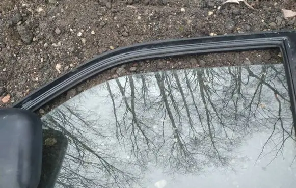 Mitsubishi Pajero Sport I Front door window glass four-door as2