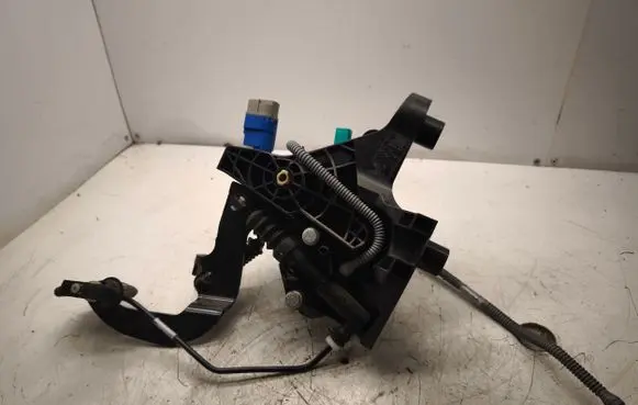 Renault Trafic III (X82) Clutch pedal 14017095