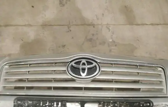 Toyota Avensis T250 Front grill 