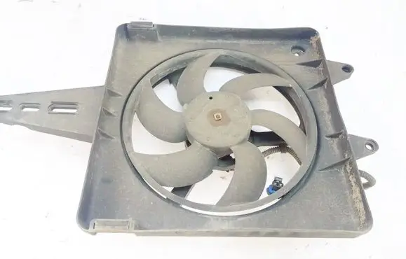 Radiator cooling fan shroud