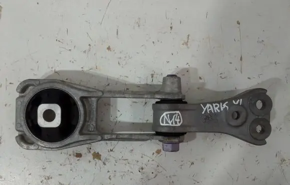 Engine mount vacuum valve
