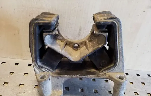 Opel Vectra B Gearbox mount 74266302