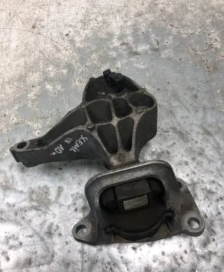 Engine mount vacuum valve