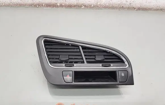 Peugeot 5008 Dash center air vent grill