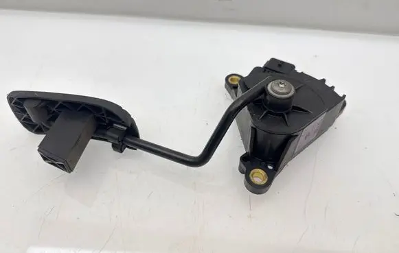 Nissan Micra Accelerator throttle pedal 18002AX700 1675A 10515