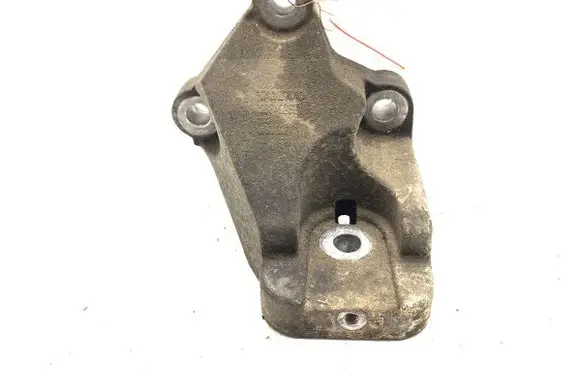 Volvo XC90 Engine mounting bracket 08649262