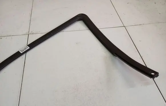 Chrysler 300 - 300C Front door glass trim molding 48876A