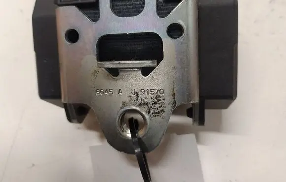 Volkswagen Golf VI Rear seatbelt 617980700 6045AJ91570