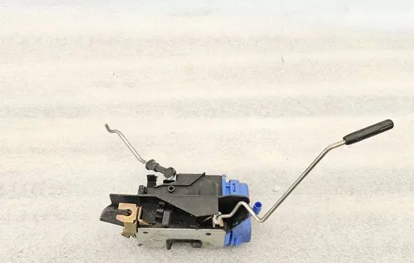 Audi A4 S4 B5 8D Rear door lock 8D0839016A