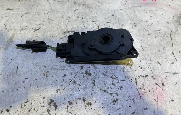 BMW 4 G22 G23 G24 G26 Radiator active air flap actuator 5811R1000 9881645