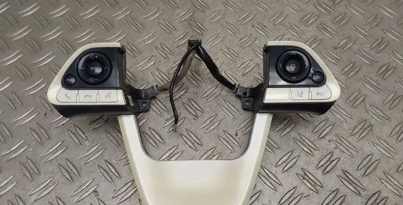 Steering wheel buttons/switches