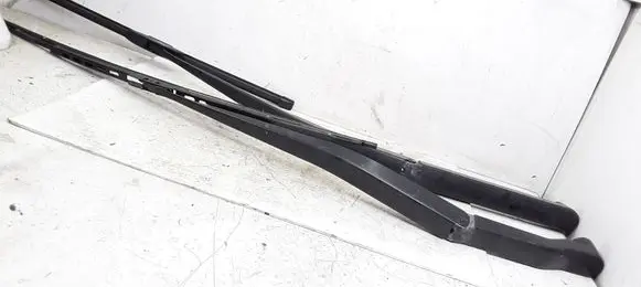 Subaru Legacy Front wiper blade arm 16613 16622