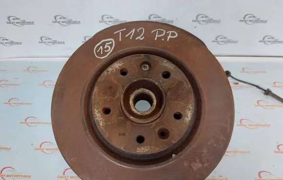 Nissan Qashqai Front wheel hub spindle knuckle 