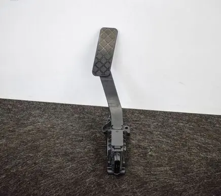 Accelerator throttle pedal
