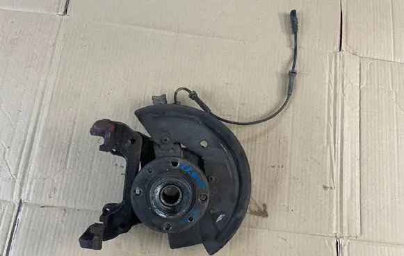 Dacia Dokker Front wheel hub spindle knuckle