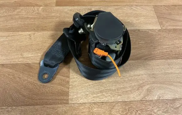 Citroen C4 I Front seatbelt 040065