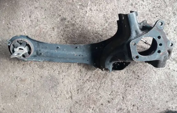 Rear wheel hub spindle/knuckle