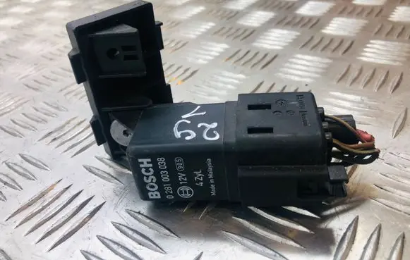 Volkswagen Touran I Glow plug pre-heat relay 0281003038
