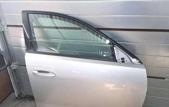 Opel Astra L Front door F3511D