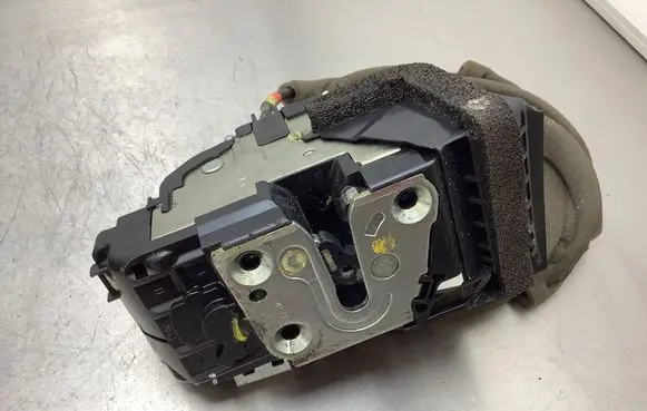 Nissan Qashqai Front door lock 