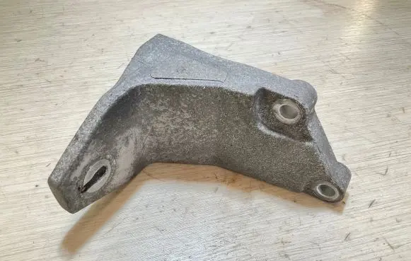 Nissan Leaf II (ZE1) Engine mounting bracket