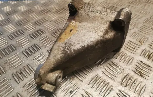 Mercedes-Benz CLK A209 C209 Engine mounting bracket 2712230804