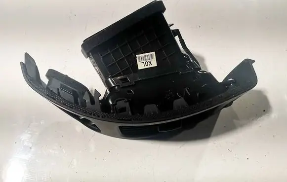 Hyundai i30 Dash center air vent grill u0465248