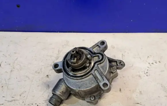 Volvo V70 Vacuum pump 30731825
