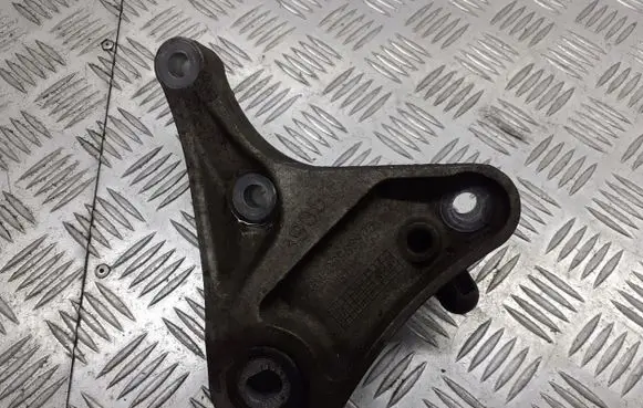 Opel Mokka X Engine mounting bracket 96983905