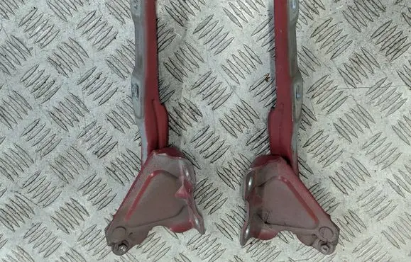 Engine bonnet/hood hinges
