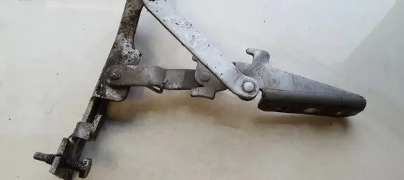 Engine bonnet/hood hinges