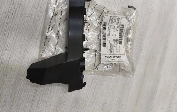 Audi Q2 - Front bumper mounting bracket 81A807183A