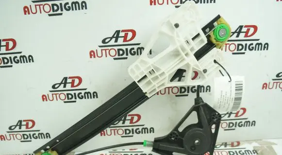 Rear window lifting mechanism without motor