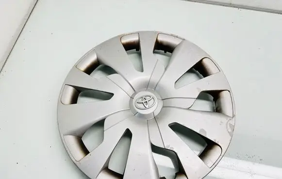 Toyota Yaris R15 wheel hub/cap/trim 426020D300