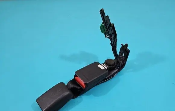 Rear seatbelt