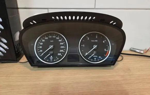 Speedometer (instrument cluster)