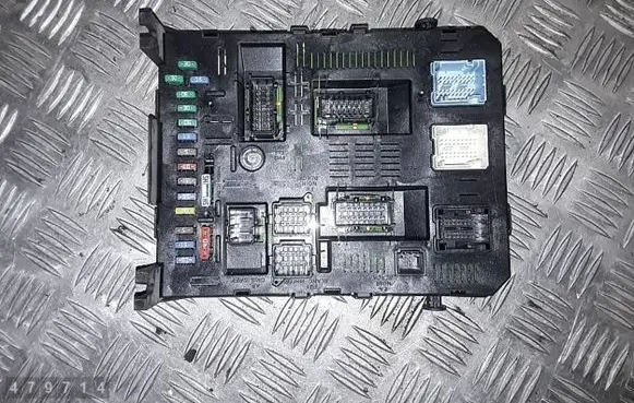 Citroen C4 I Picasso Fuse module 9663510180