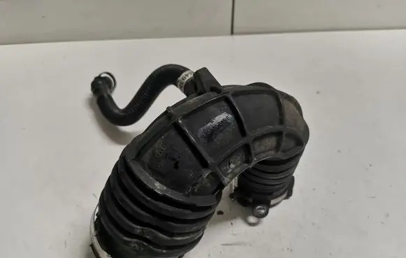 Audi A6 S6 C6 4F Turbo air intake inlet pipe/hose 4F0129615E