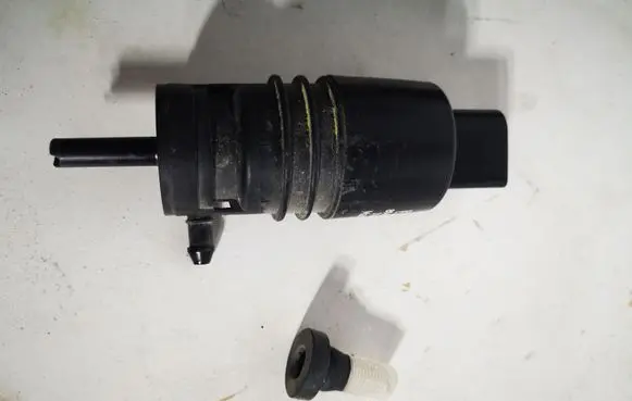 Ford Mustang VI Windscreen/windshield washer pump 8S4317664AA