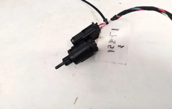 Volkswagen Touran I Brake pedal sensor switch 3b0945511c