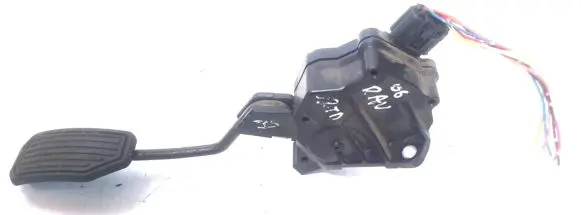 Toyota RAV 4 (XA30) Accelerator throttle pedal 7811042030